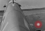 Standbild RAF Pilot läuft auf Ebene auf Alert Vereinigtes Königreich, 1940, aus Sekunde 24 historischem Filmmaterial Videoclip 65675053161