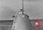 Standbild RAF Pilot läuft auf Ebene auf Alert Vereinigtes Königreich, 1940, aus Sekunde 25 historischem Filmmaterial Videoclip 65675053161