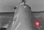 Standbild RAF Pilot läuft auf Ebene auf Alert Vereinigtes Königreich, 1940, aus Sekunde 26 historischem Filmmaterial Videoclip 65675053161