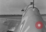 Standbild RAF Pilot läuft auf Ebene auf Alert Vereinigtes Königreich, 1940, aus Sekunde 27 historischem Filmmaterial Videoclip 65675053161