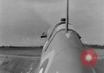 Standbild RAF Pilot läuft auf Ebene auf Alert Vereinigtes Königreich, 1940, aus Sekunde 29 historischem Filmmaterial Videoclip 65675053161