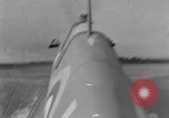 Standbild RAF Pilot läuft auf Ebene auf Alert Vereinigtes Königreich, 1940, aus Sekunde 30 historischem Filmmaterial Videoclip 65675053161