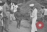 Standbild amerikanische Matrosen in Nordafrika Nordafrika, 1920, aus Sekunde 15 historischem Filmmaterial Videoclip 65675053227