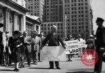 Standbild picket line New York City USA, 1941, aus Sekunde 17 historischem Filmmaterial Videoclip 65675053245