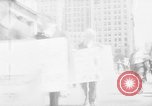 Standbild picket line New York City USA, 1941, aus Sekunde 43 historischem Filmmaterial Videoclip 65675053245