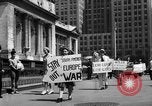 Standbild picket line New York City USA, 1941, aus Sekunde 50 historischem Filmmaterial Videoclip 65675053245