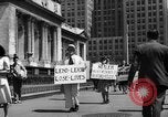 Standbild picket line New York City USA, 1941, aus Sekunde 54 historischem Filmmaterial Videoclip 65675053245