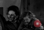 Standbild Deutsch Krieg Braut eintrifft New York City USA, 1945, aus Sekunde 61 historischem Filmmaterial Videoclip 65675053329