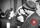 Immagine di Guerra Inglese spose arrivare in America New York City USA, 1945, secondo 1 filmato di repertorio 65675053335