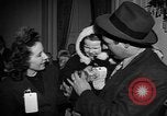 Immagine di Guerra Inglese spose arrivare in America New York City USA, 1945, secondo 3 filmato di repertorio 65675053335