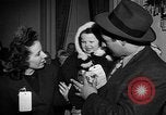 Immagine di Guerra Inglese spose arrivare in America New York City USA, 1945, secondo 4 filmato di repertorio 65675053335