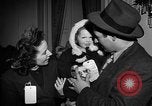 Immagine di Guerra Inglese spose arrivare in America New York City USA, 1945, secondo 5 filmato di repertorio 65675053335