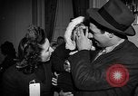 Immagine di Guerra Inglese spose arrivare in America New York City USA, 1945, secondo 6 filmato di repertorio 65675053335