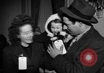 Immagine di Guerra Inglese spose arrivare in America New York City USA, 1945, secondo 9 filmato di repertorio 65675053335