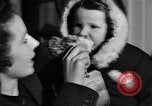 Immagine di Guerra Inglese spose arrivare in America New York City USA, 1945, secondo 15 filmato di repertorio 65675053335