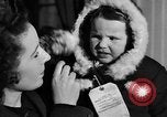 Immagine di Guerra Inglese spose arrivare in America New York City USA, 1945, secondo 16 filmato di repertorio 65675053335