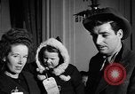 Immagine di Guerra Inglese spose arrivare in America New York City USA, 1945, secondo 23 filmato di repertorio 65675053335