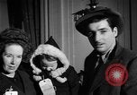Immagine di Guerra Inglese spose arrivare in America New York City USA, 1945, secondo 25 filmato di repertorio 65675053335