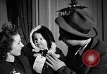 Immagine di Guerra Inglese spose arrivare in America New York City USA, 1945, secondo 27 filmato di repertorio 65675053335