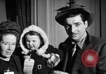 Immagine di Guerra Inglese spose arrivare in America New York City USA, 1945, secondo 28 filmato di repertorio 65675053335