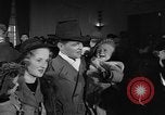 Immagine di Guerra Inglese spose arrivare in America New York City USA, 1945, secondo 33 filmato di repertorio 65675053335
