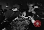 Immagine di Guerra Inglese spose arrivare in America New York City USA, 1945, secondo 35 filmato di repertorio 65675053335