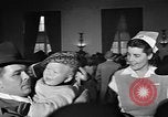 Immagine di Guerra Inglese spose arrivare in America New York City USA, 1945, secondo 38 filmato di repertorio 65675053335