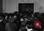 Immagine di Guerra Inglese spose arrivare in America New York City USA, 1945, secondo 56 filmato di repertorio 65675053335