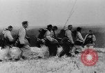 Immagine di I tedeschi Panzer Grenadiers impegnano le forze sovietiche sul fronte orientale Russia, 1944, secondo 32 filmato di repertorio 65675053351