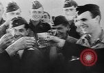 Standbild Zeitungsberichte Erfassung der britischen Seebasis Samos Griechenland, 1944, aus Sekunde 36 historischem Filmmaterial Videoclip 65675053352
