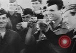 Standbild Zeitungsberichte Erfassung der britischen Seebasis Samos Griechenland, 1944, aus Sekunde 37 historischem Filmmaterial Videoclip 65675053352
