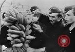 Standbild Zeitungsberichte Erfassung der britischen Seebasis Samos Griechenland, 1944, aus Sekunde 42 historischem Filmmaterial Videoclip 65675053352
