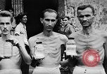 Standbild US Navy Befreite Kriegsgefangene in Philippinen Bilibid Philippinen, 1945, aus Sekunde 30 historischem Filmmaterial Videoclip 65675053383