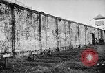 Standbild US Navy Befreite Kriegsgefangene in Philippinen Bilibid Philippinen, 1945, aus Sekunde 36 historischem Filmmaterial Videoclip 65675053383