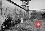 Standbild US Navy Befreite Kriegsgefangene in Philippinen Bilibid Philippinen, 1945, aus Sekunde 41 historischem Filmmaterial Videoclip 65675053383