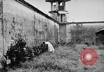 Standbild US Navy Befreite Kriegsgefangene in Philippinen Bilibid Philippinen, 1945, aus Sekunde 42 historischem Filmmaterial Videoclip 65675053383
