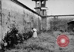 Standbild US Navy Befreite Kriegsgefangene in Philippinen Bilibid Philippinen, 1945, aus Sekunde 43 historischem Filmmaterial Videoclip 65675053383