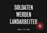 Standbild Deutsche Soldaten demobilisiert nach Übergabe Deutschland, 1945, aus Sekunde 3 historischem Filmmaterial Videoclip 65675053400