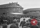 Standbild Deutsche Soldaten demobilisiert nach Übergabe Deutschland, 1945, aus Sekunde 8 historischem Filmmaterial Videoclip 65675053400