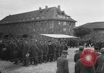 Standbild Deutsche Soldaten demobilisiert nach Übergabe Deutschland, 1945, aus Sekunde 9 historischem Filmmaterial Videoclip 65675053400