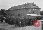 Standbild Deutsche Soldaten demobilisiert nach Übergabe Deutschland, 1945, aus Sekunde 10 historischem Filmmaterial Videoclip 65675053400