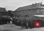 Standbild Deutsche Soldaten demobilisiert nach Übergabe Deutschland, 1945, aus Sekunde 11 historischem Filmmaterial Videoclip 65675053400