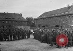 Standbild Deutsche Soldaten demobilisiert nach Übergabe Deutschland, 1945, aus Sekunde 12 historischem Filmmaterial Videoclip 65675053400