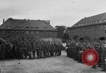 Standbild Deutsche Soldaten demobilisiert nach Übergabe Deutschland, 1945, aus Sekunde 13 historischem Filmmaterial Videoclip 65675053400