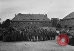 Standbild Deutsche Soldaten demobilisiert nach Übergabe Deutschland, 1945, aus Sekunde 14 historischem Filmmaterial Videoclip 65675053400