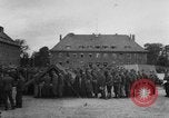 Standbild Deutsche Soldaten demobilisiert nach Übergabe Deutschland, 1945, aus Sekunde 15 historischem Filmmaterial Videoclip 65675053400