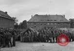 Standbild Deutsche Soldaten demobilisiert nach Übergabe Deutschland, 1945, aus Sekunde 16 historischem Filmmaterial Videoclip 65675053400