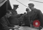 Standbild Deutsche Soldaten demobilisiert nach Übergabe Deutschland, 1945, aus Sekunde 17 historischem Filmmaterial Videoclip 65675053400