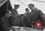 Standbild Deutsche Soldaten demobilisiert nach Übergabe Deutschland, 1945, aus Sekunde 18 historischem Filmmaterial Videoclip 65675053400