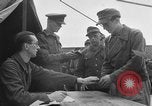 Standbild Deutsche Soldaten demobilisiert nach Übergabe Deutschland, 1945, aus Sekunde 19 historischem Filmmaterial Videoclip 65675053400
